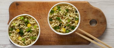 Su bardağı o sığır eti lezzet ile anlık ramen erişte yemeye hazır