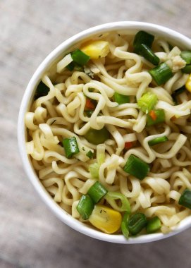 Anlık ramen noodle sığır eti lezzet ile hazırlanan Üstten Görünüm 
