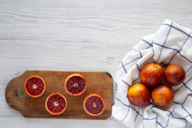 Bütün ve yarıya kan portakal, üstten görünüm. Düz yatıyordu, Tepegöz, fr