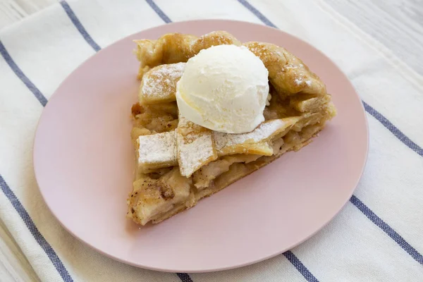 Rebanada de tarta de manzana casera con helado en plato rosa, lado — Foto de Stock