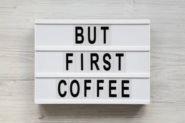 "但第一杯咖啡" 的话在现代板子上的白色木背 — 图库照片