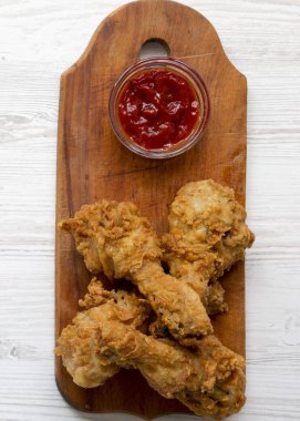 Kızarmış tavuk drumsticks rustik ahşap ketçap ile için kurulu