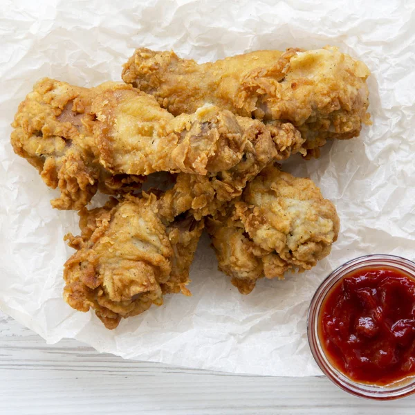 Gambe di pollo fritto con ketchup, vista dall'alto. Dall'alto, sopra la testa . — Foto Stock