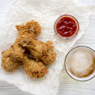 Lezzetli kızarmış tavuk ızgara sosu ve soğuk bira. Düz la