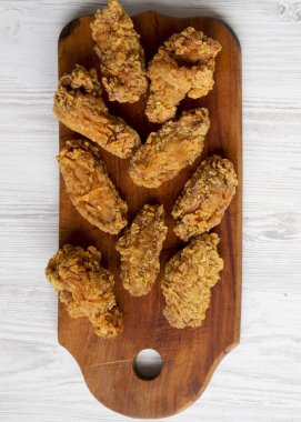 Lezzetli tavuk kanatları Beyaz ahşap bac üzerinde rustik ahşap tahta üzerinde