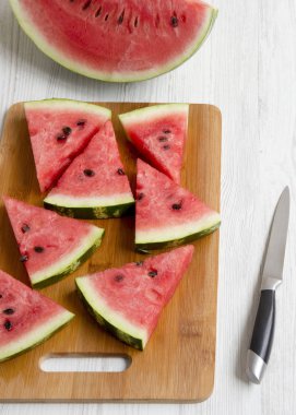 Beyaz ahşap bir masa hig Bambu tahta üzerinde kıyılmış karpuz