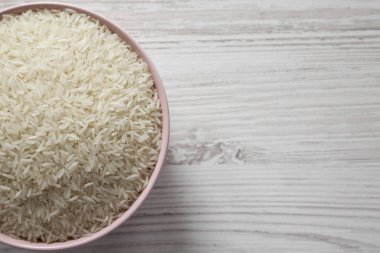 Üstten Görünüm, Kuru Beyaz pirinç basmati beyaz woode üzerinde pembe bir kasede