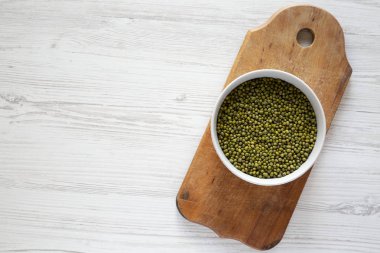 Bir kase üzerinde beyaz rustik ahşap tahta üzerinde yeşil mung fasulye woo