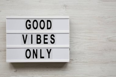 Ahşap yüzey, t 'İyi hisler sadece' kelime üstünde lightbox üzerinde beyaz