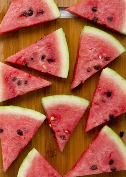 Gehackte Wassermelone auf Bambusbrett, Draufsicht. flach liegend, über Kopf — Stockfoto