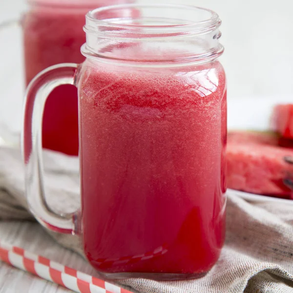 Cam Kavanoz karpuz güler yüzlü bir beyaz tahta yüzeyi, SID