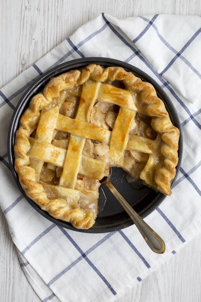 Torta de maçã caseira pronta para comer, vista superior. Colocação plana, sobrecarga, f — Fotografia de Stock