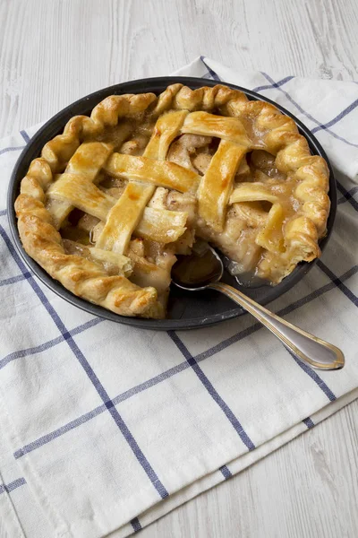 Tarta de manzana casera lista para comer, vista de bajo ángulo. Primer plano. . — Foto de Stock