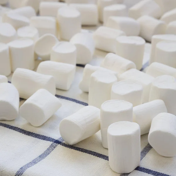 Um monte de marshmallows brancos em pano, vista lateral. Fechar. . — Fotografia de Stock