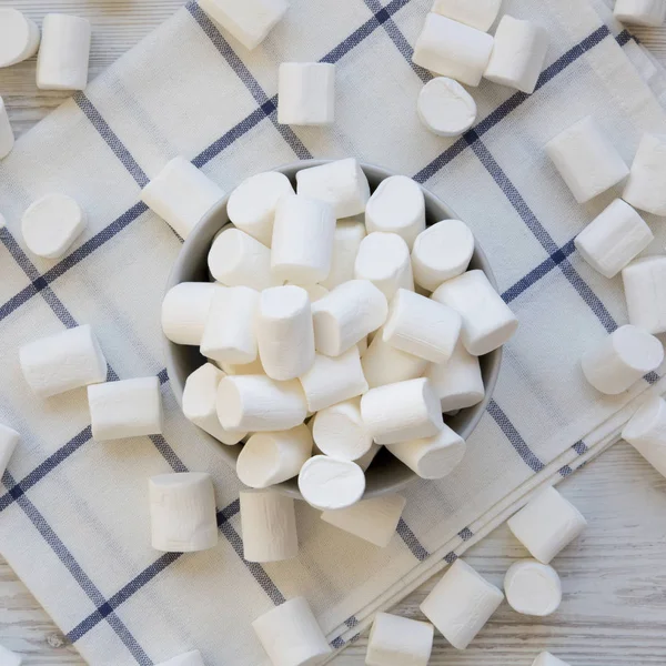 Marshmallows doces em uma tigela, vista superior. leigos planos, de cima, ov — Fotografia de Stock