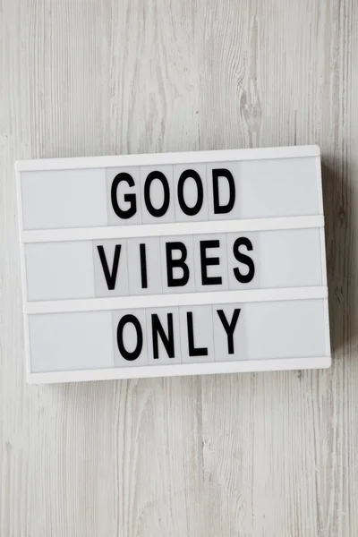 «Καλή vibes μόνο» λόγια στο σύγχρονο Διοικητικό Συμβούλιο πάνω από άσπρο ξύλινες surfac — Φωτογραφία Αρχείου