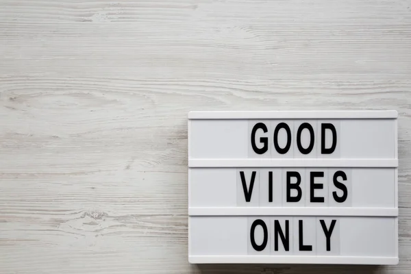 «Καλή vibes μόνο» λόγια για lightbox πάνω από το λευκό φόντο ξύλινη — Φωτογραφία Αρχείου