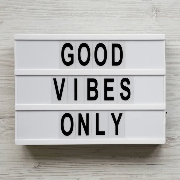«Καλή vibes μόνο» λόγια για lightbox πάνω λευκή ξύλινη επιφάνεια, t — Φωτογραφία Αρχείου