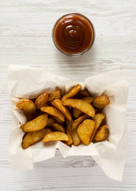 Kızarmış patates dilimleri kağıt kutusu ve Barbekü soslu beyaz w üzerinde