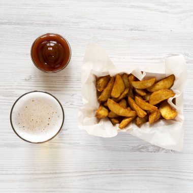 Kağıt kutusu, barbekü sosu ve cam co kızarmış patates dilimleri