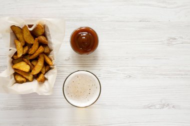 Kağıt kutusu, barbekü sosu ve cam co kızarmış patates dilimleri