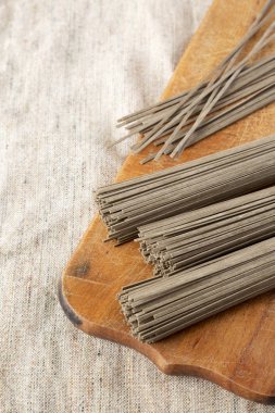 Buğday soba noodle rustik ahşap tahta, düşük açılı v üzerinde kurutulmuş