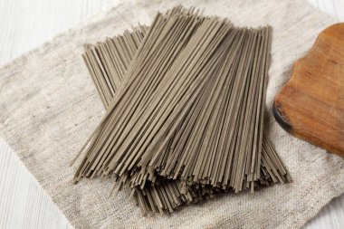 Buğday soba noodle Kumaş, düşük açılı görünümü üzerine kurutulmuş. Yakın çekim.