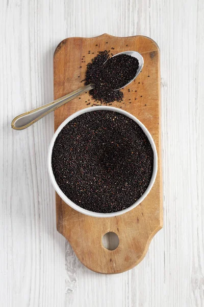 Rustik ahşap tahta üzerinde gluten ücretsiz ham organik siyah Quinoa, üst — Stok fotoğraf