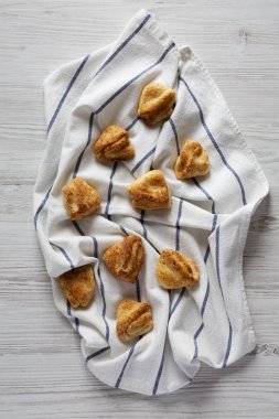 Beyaz ahşap üzerinde bez üzerinde taze ev pişmiş süzme peynir bisküvi,