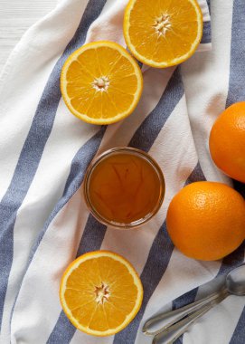 Kumaş üzerinde ev yapımı turuncu reçel cam kavanoz, üst görünüm. Düz yatıyordu, o