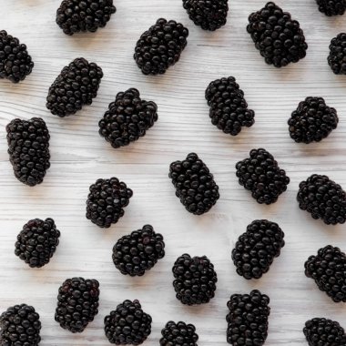 Beyaz ahşap arka planda böğürtlen, üst görünüm. Yaz Berr