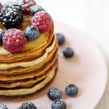 Pembe bir plaka üzerinde çilek ile ev yapımı krep, yan görünüm. Sağlık