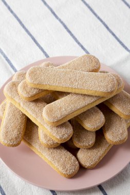 Savoiardi veya kedi dili çerezleri pembe plaka, düşük açı görünümü. 