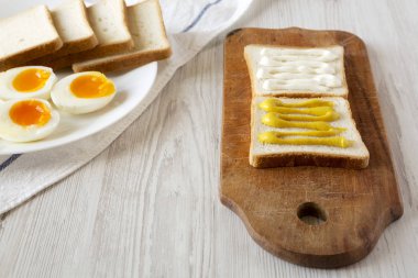 Yumurta sandviç yemek için adım-adım Kahvaltı, yan görünüm. 
