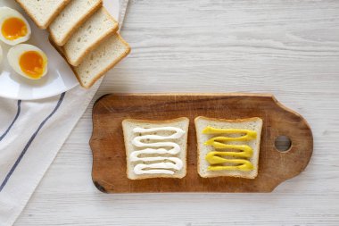 Yumurta sandviç yemek için adım-adım Kahvaltı, üst görünüm. Düz 