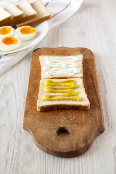 Cuisiner le sandwich aux œufs étape par étape pour le petit déjeuner, vue latérale. Clos — Photo