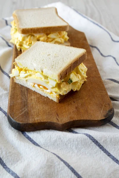 Sanduíche de ovo caseiro para café da manhã em tábua de madeira rústica, baixa — Fotografia de Stock