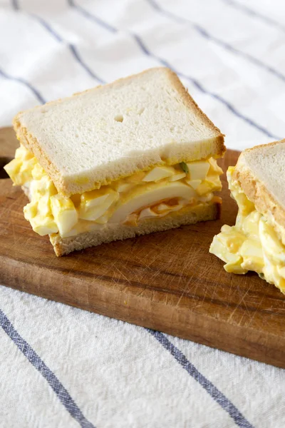 Hausgemachtes Eiersandwich zum Frühstück auf rustikalem Holzbrett, niedrig — Stockfoto