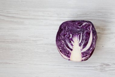 Beyaz ahşap arka planda kırmızı lahana, üst görünüm. Ek yük, fr