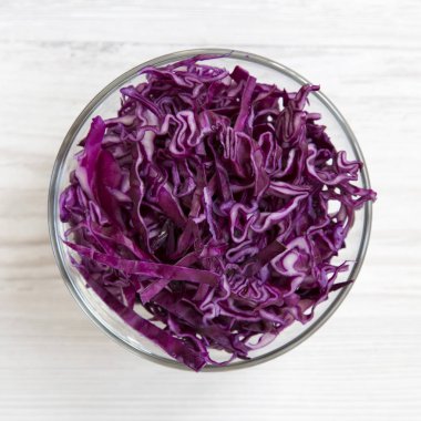 Bir kasede doğranmış kırmızı lahana, yukarıdan görünüm. Üst görünüm, Overhe