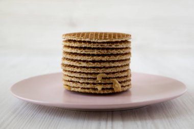 Bal karamel dolgu ile tatlı Hollandalı stroopwafels yığını 