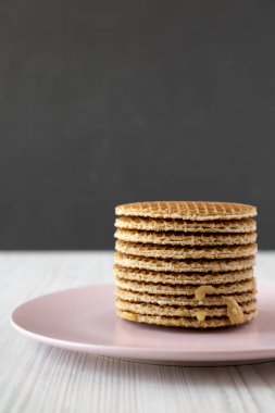 Bal karamel dolum ile ev yapımı Hollandalı stroopwafels yığını 