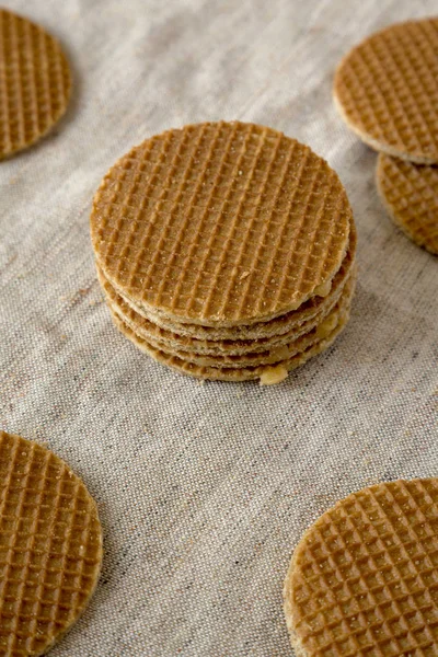 Leckere holländische Stroopwafel mit Honig-Karamell-Füllung auf — Stockfoto