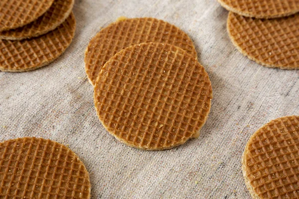 Édes házi készítésű holland stroopwafels mézes-karamell töltelék — Stock Fotó