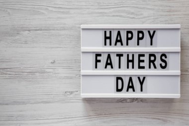 Beyaz ahşap su üzerinde ' mutlu babalar günü ' kelimeleri ile modern tahta