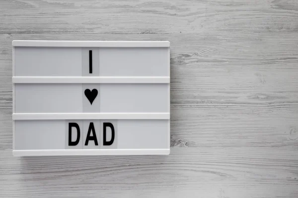 "Kocham tata" słowa na nowoczesnej płycie na białym tle drewnianym, — Zdjęcie stockowe