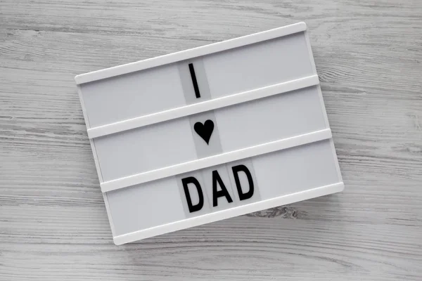 'Eu amo o pai' palavras na caixa de luz sobre a superfície de madeira branca, top vi — Fotografia de Stock