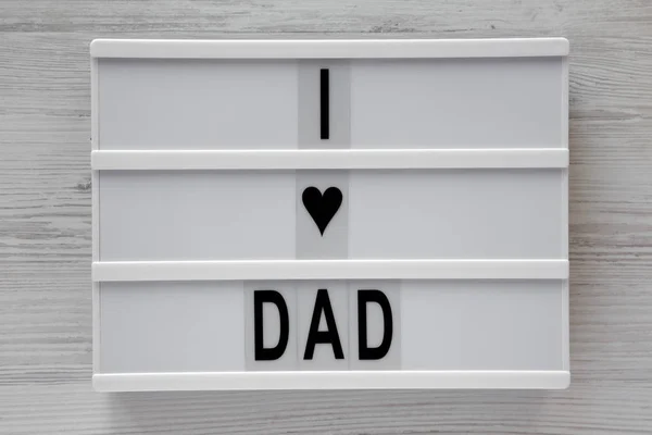 "Kocham tata" słowa na nowoczesnej płycie na białej powierzchni drewnianej, — Zdjęcie stockowe