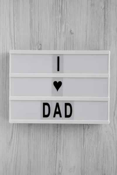 Lightbox com texto 'Eu amo o pai' sobre a superfície de madeira branca, top v — Fotografia de Stock
