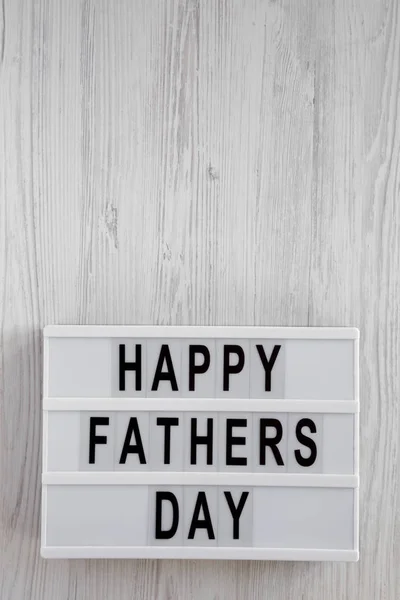 Lightbox со словами "Happy Fathers Day" на белом деревянном бэкгре — стоковое фото